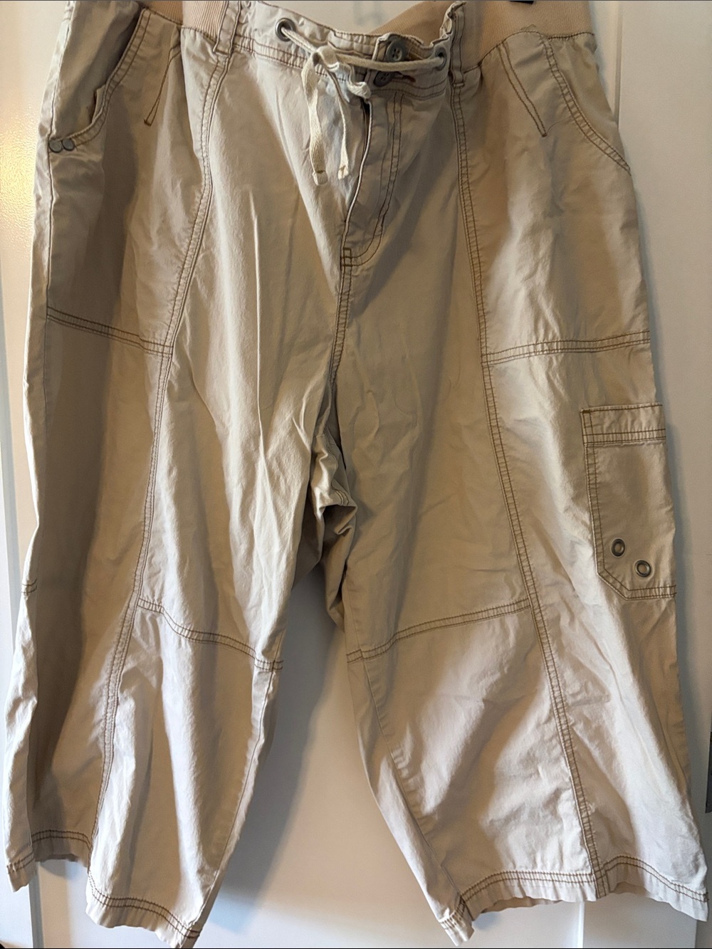 Lane Bryant women’s Cargo Capri pants in Light Khaki tan. 24 W plus.